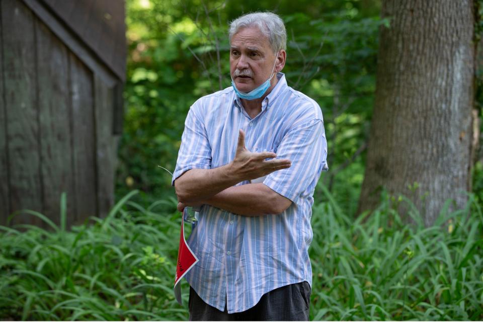 Jeff Tittel, former director of the New Jersey Sierra Club, talks to concerned citizens about a natural gas pipeline in Toms River.