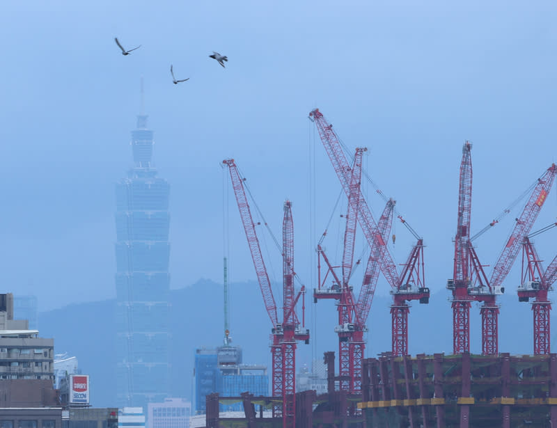 北部、西半部空品普通等級 根據環境部發布空氣品質預報資訊，28日迎風面擴散 條件佳，中南部位於下風處，污染物稍易累積，午後 受光化作用影響，臭氧濃度稍易上升，北部、中部、 雲嘉南、高屏空品區及馬祖、金門、澎湖為「普通」 等級。圖為台北忠孝橋遠眺台北101大樓。 中央社記者趙世勳攝　113年9月28日 