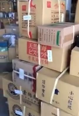 倉庫內堆滿紙箱，裏頭裝的都是越南移工或新住民準備的一些日用品。（圖／東森新聞）