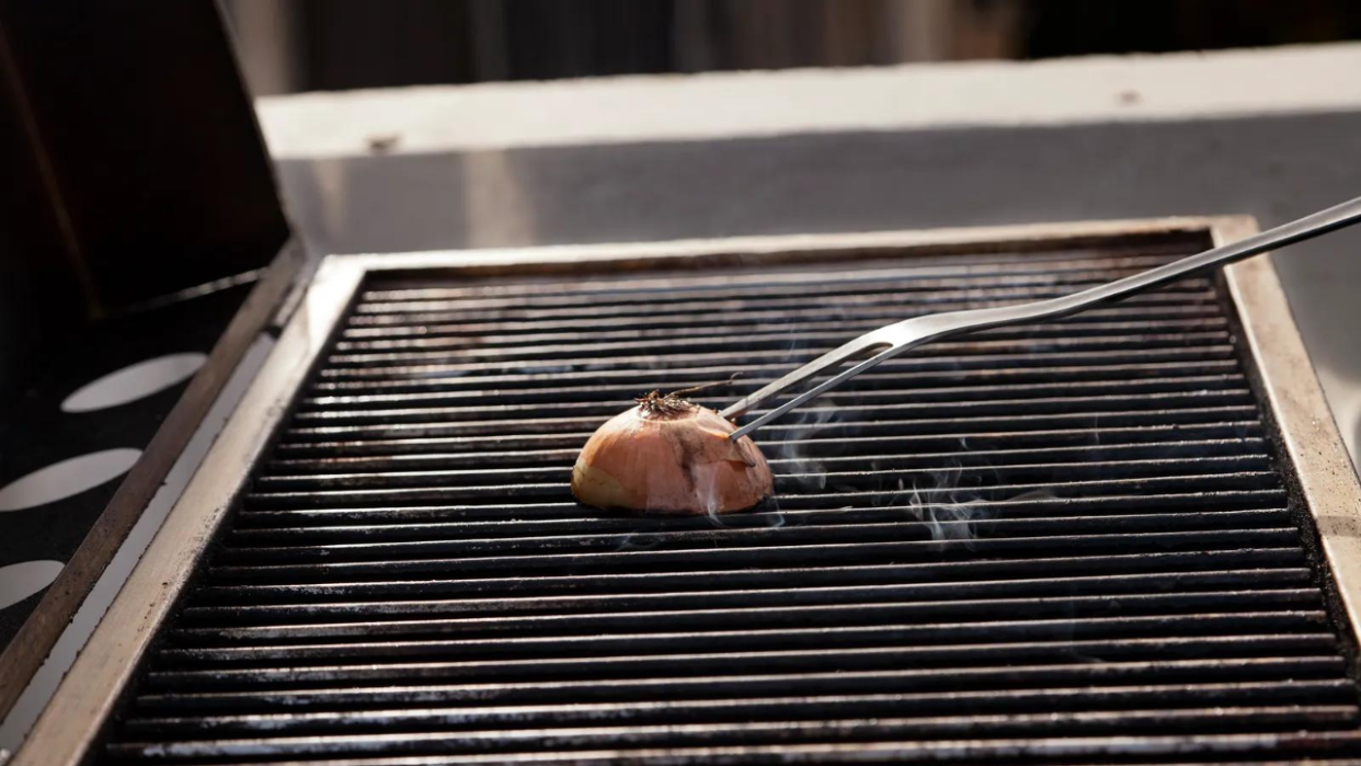  Onion cleaning barbecue grate. 