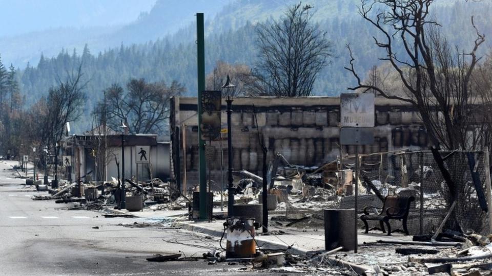 Calle de Lytton, en Canadá, donde se ven los estragos del fuego