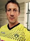 Schauspieler Wotan Wilke Möhring gehört zu den größten prominenten Borussia Dortmund-Fans. Seine Facebook-Pinnwand strotzt nur so vor Bildern im BVB-Dress. Und so taucht der 48-Jährige auch mal auf dem roten Teppich mit Trikot und Schal auf. (Bild-Copyright: Facebook/wwm.offiziell)