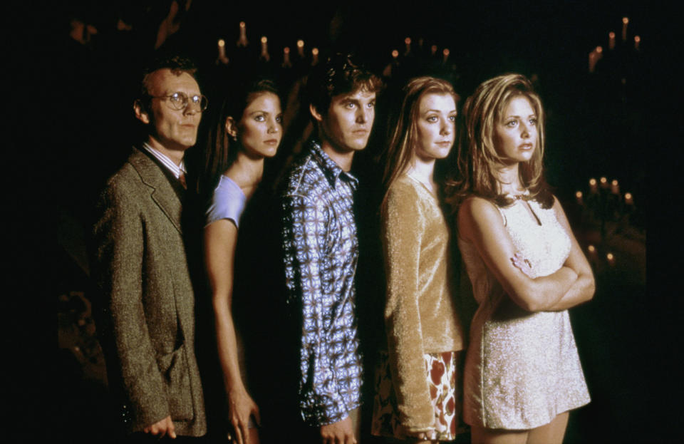 (L-R): Rupert (Anthony Stewart Head), Cordelia (Charisma Carpenter), Xander (Nicholas Brendan), Willow Rosenberg (Alyson Hannigan) and Buffy (Sarah Michelle Gellar) in "Buffy, The Vampire Slayer"