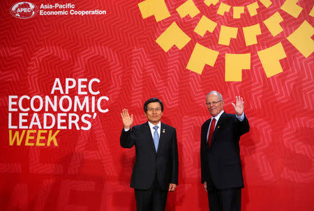 South Korean Prime Minister Hwang Kyo-ahn (L) and Peru's President Pedro Pablo Kuczynski pose for photographers during the APEC (Asia-Pacific Economic Cooperation) Summit in Lima, Peru, November 20, 2016. REUTERS/Mariana Bazo/File Photo