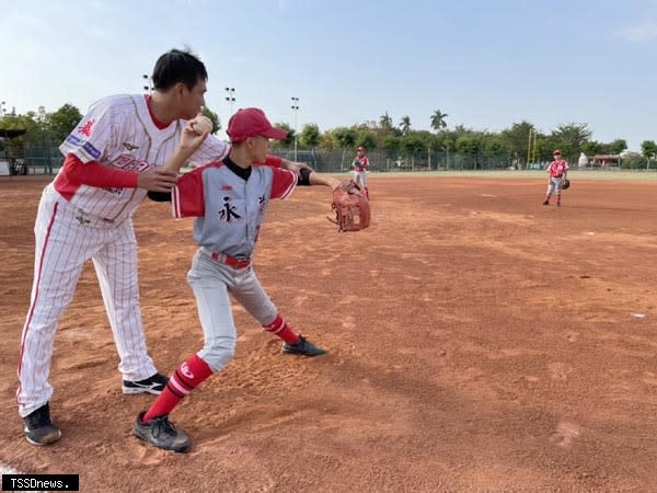 味全龍球星近距離指導永靖棒球隊小球員。(圖：味全龍提供)