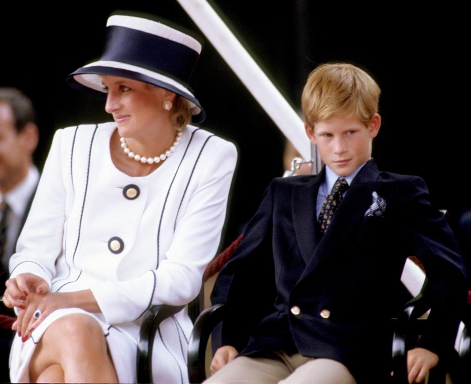 <p><span>1984 kam Prinz Harry auf die Welt. In royalen Kreisen hieß es bereits zu diesem Zeitpunkt, dass die Liebe zwischen Diana und Charles bröckeln würde. (Foto: ddp)</span> </p>