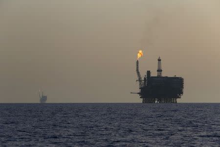 Offshore oil platforms are seen at the Bouri Oil Field off the coast of Libya August 3, 2015. REUTERS/Darrin Zammit Lupi