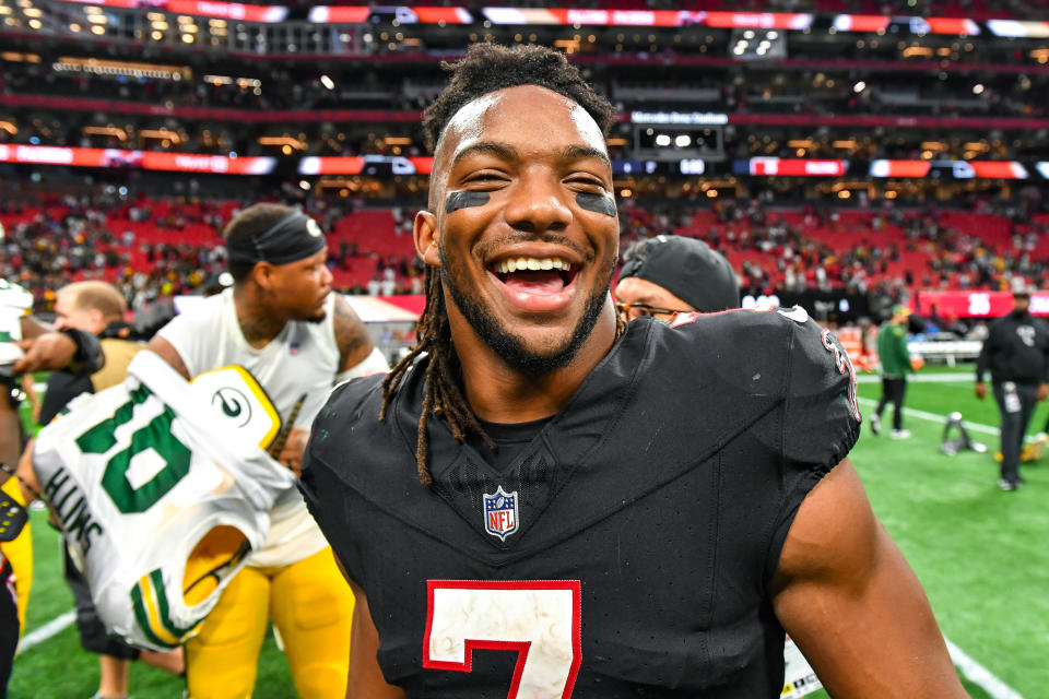 ATLANTA, GA  SEPTEMBER 17:  Atlanta running back Bijan Robinson (7) reacts following the conclusion of the NFL game between the Green Bay Packers and the Atlanta Falcons on September 17th, 2023 at Mercedes-Benz Stadium in Atlanta, GA.  (Photo by Rich von Biberstein/Icon Sportswire via Getty Images)