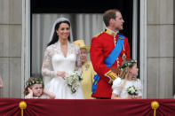 <p>2011 年 4 月 29 日，女王以一身黃色裝束，出席威廉王子和凱特結婚儀式，兩人婚後獲得劍橋公爵和公爵夫人稱號。 (Getty Images)</p> 