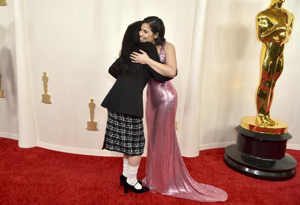 Billie Eilish, izquierda, y America Ferrera llegan a los Oscar el domingo 10 de marzo de 2024, en el Teatro Dolby en Los Ángeles. (Foto Richard Shotwell/Invision/AP)