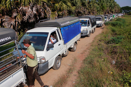 Vehicles line up to transport Rohingya Muslims detained by Myanmar immigration authorities after arriving by boat at Thande village outside Yangon, Myanmar November 16, 2018. REUTERS/Myat Thu Kyaw