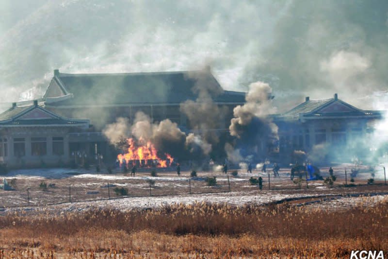 北韓最高領導人金正恩視察一場以南韓總統府青瓦台為攻擊目標的演習（朝中社）