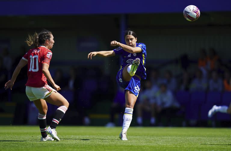 El momento en el que Sam Kerr impacta el balón y anota el cuarto gol de Chelsea, una joya para sentenciar la final de la FA Women's Super League contra Manchester United, en el Kingsmeadow de Londres