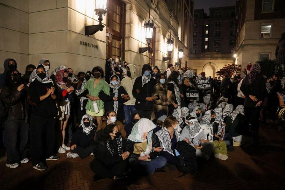 Activistas formaron un escudo humano afuera del Hamilton Hall.