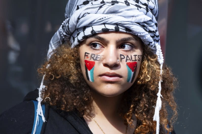 <cite>2023年10月9日，一名巴勒斯坦支持者在紐約的以色列領事館附近示威。 （美聯社）</cite>