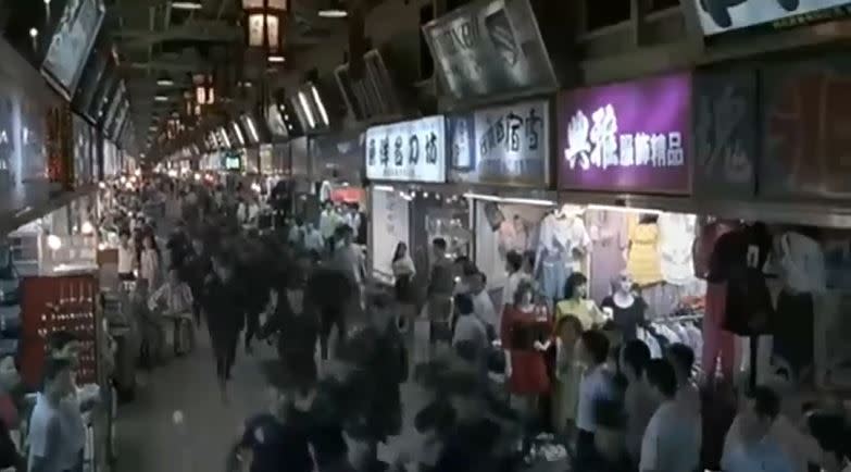 1993成龍萬華拍片，程度逼真，引起民眾騷動以為真有刑案發生。（圖／翻攝自《重案組》電影）