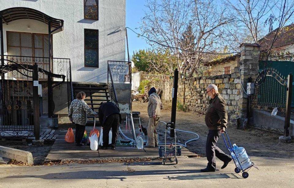 Residents collect clean water from a Danish-funded distribution point in Mykolaiv. After Russia destroyed the city's water mains in April 2022, citizens were left with dirty or salt water running from their faucets. (Kaare Andreasen)