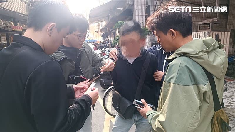 警方逮捕第三層的29歲周姓取款車手。（圖／翻攝畫面）