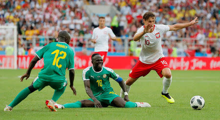 Soccer Football - World Cup - Group H - Poland vs Senegal - Spartak Stadium, Moscow, Russia - June 19, 2018 Poland's Grzegorz Krychowiak in action with Senegal's Sadio Mane and Youssouf Sabaly REUTERS/Maxim Shemetov