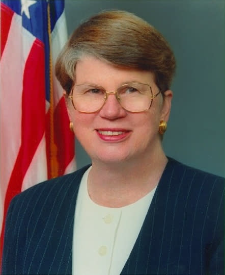 9.- Janet Reno (1938) fue la primera fiscal general de los Estados Unidos. Fue nominada por el presidente Bill Clinton en 1993. Reno permaneció como Fiscal General durante la presidencia de Bill Clinton, convirtiéndose en la Fiscal General que más tiempo ha permanecido en el puesto desde William Wirt en 1829.