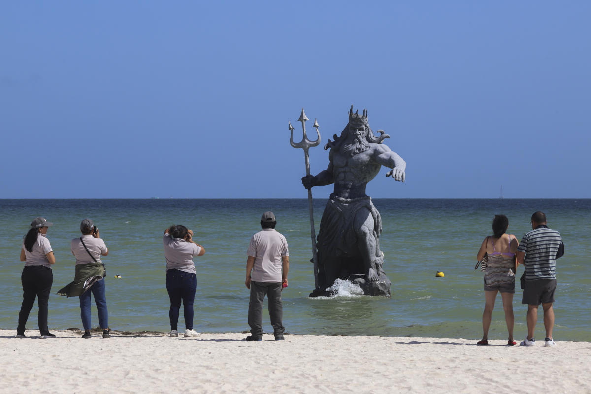 Mexiko odstraňuje sochu řeckého boha Poseidona po sporu s místním bohem