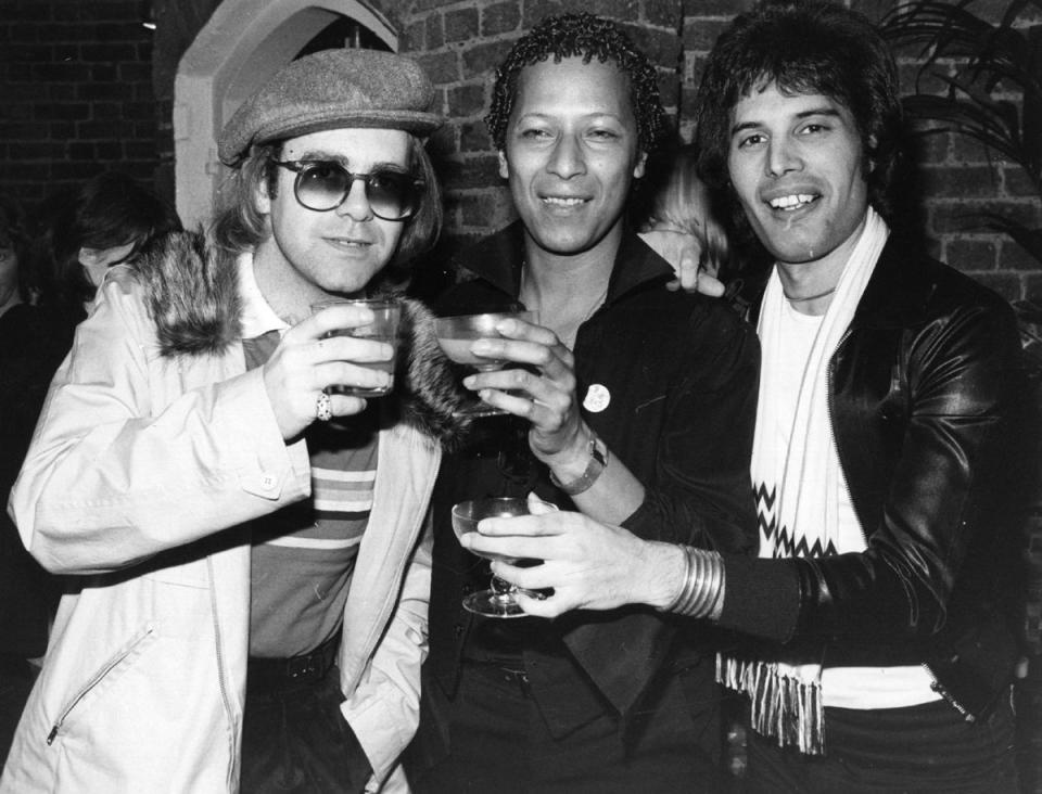 <p>Freddie junto a Elton John y Peter Straker.</p>