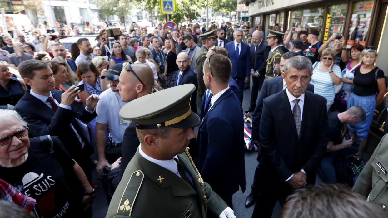 Andrej Babis (vorn, r), Ministerpräsident von Tschechien, wartet darauf, einen Kranz zu Ehren der Opfer der sowjetischen Invasion von 1968 niederzulegen. Foto: Petr David Josek/AP