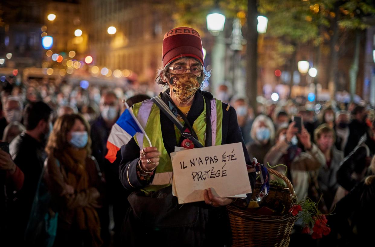 Archivo: Un miembro de la multitud que observa el Tributo Nacional al maestro de escuela asesinado Samuel Paty sostiene un tricolor francés y un letrero que dice 'No estaba protegido' en la Place de la Sorbonne el 21 de octubre de 2020 en París, Francia. (Getty Images)