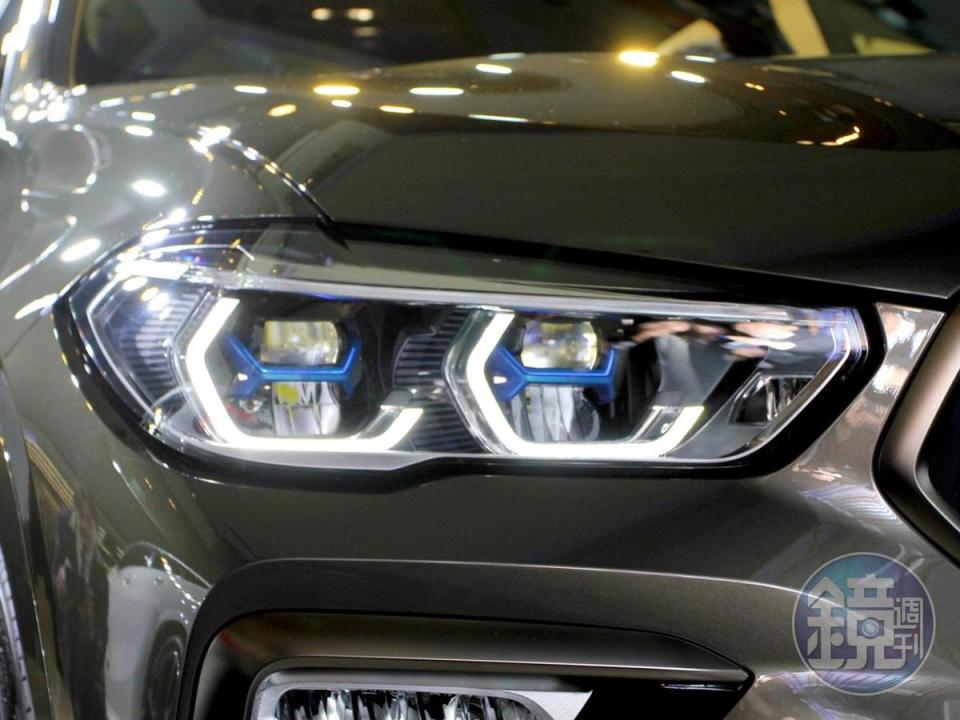 X6全車系標配含Glare-Free光型變化功能的智慧LED頭燈，提供更安全的可視距離。