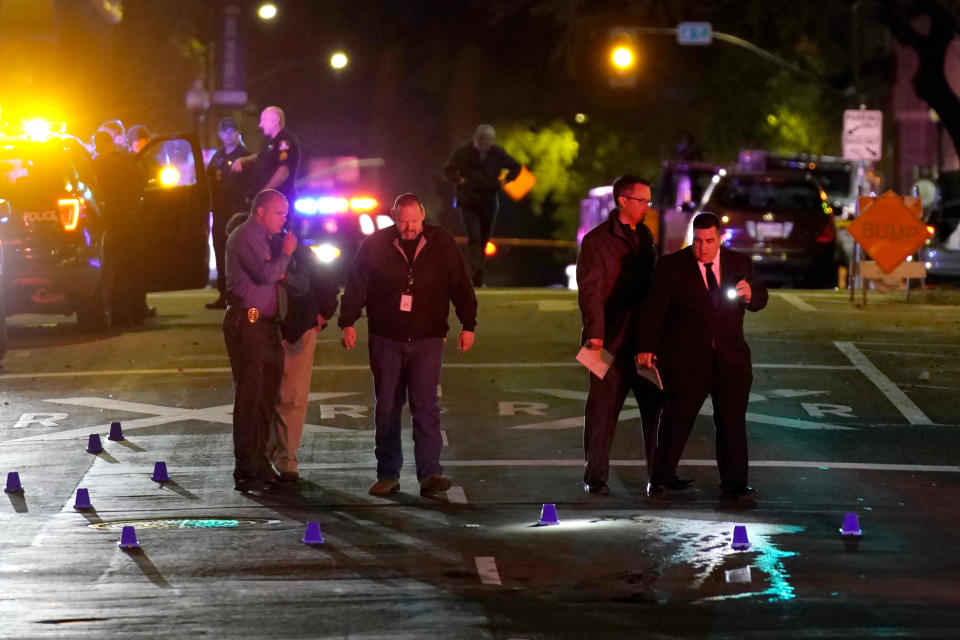 ARCHIVO - Las autoridades examinan la escena de un tiroteo masivo, el 3 de abril de 2022, en Sacramento, California. (AP Foto/Rich Pedroncelli, archivo)