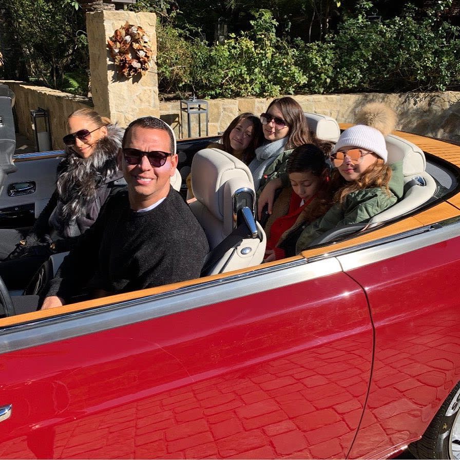 La familia también disfrutó de un paseo en convertible. Instagram