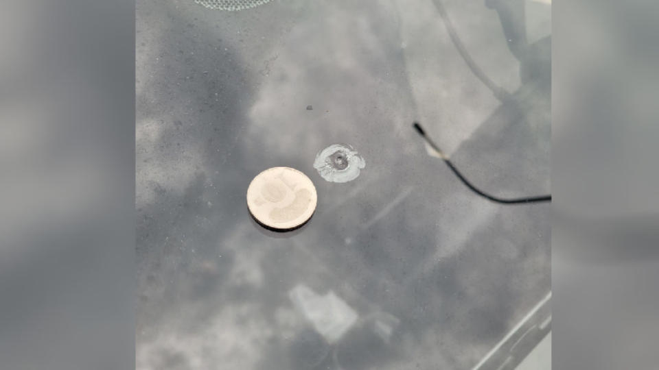 有補玻璃業者表示只要是硬幣以內的大小都可以直接補好，不會有問題。（圖片來源/ 翻攝自PTT）
