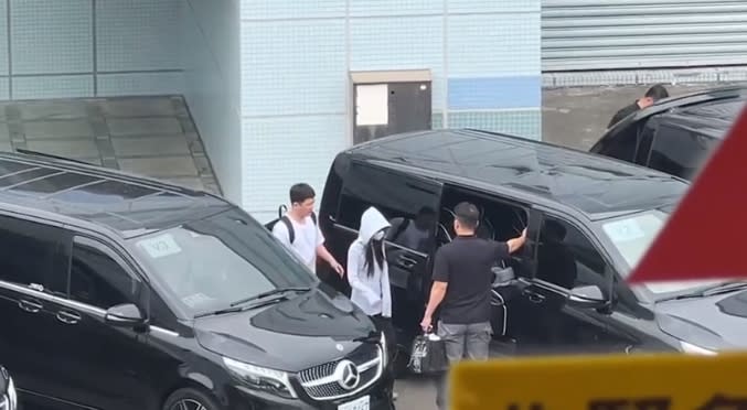 jennie低頭走上車。（圖／記者爆料網）