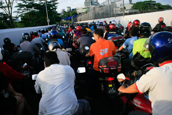 The traffic jam stretched all the way to Singapore's end. (Yahoo! photo/Liyana Low)