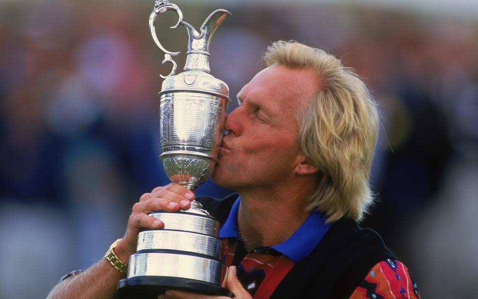 Greg Norman, da Austrália, beija o Claret Jug após vencer o British Open no Royal St Georges em Sandwich, Kent, Inglaterra, em 18 de julho de 1993