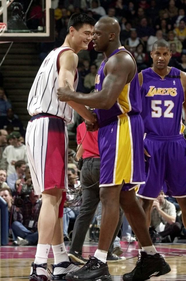 Shaq looks small next to Yao Ming - Sports Illustrated