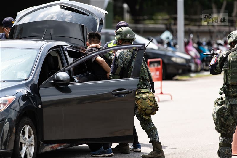 憲兵在中層攔截意圖突入敵軍。（圖／軍聞社提供）