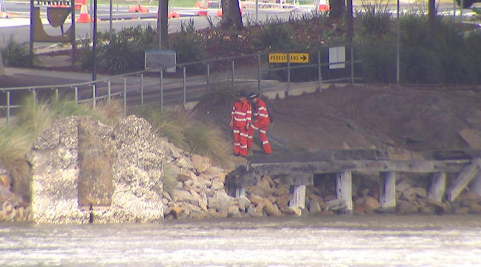 SES workers at the Brisbane River searching for Mr Jarvis. Source: 7 News
