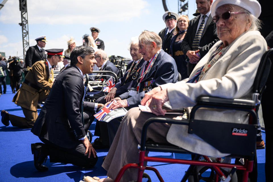 TOPSHOT - Britain's Prime Minister Rishi Sunak (L) talks with D-Day and WWII Normandy veterans following the UK's national commemorative event to mark the 80th anniversary commemorations of Allied amphibious landing (D-Day Landings) in France in 1944, in Southsea Common, southern England, on June 5, 2024. Heads of state and veterans are due to mark the anniversary of D-Day on June 6, a date that was key to Allied Europe's eventual victory against the Nazis in World War II. (Photo by Leon Neal / POOL / AFP) (Photo by LEON NEAL/POOL/AFP via Getty Images)