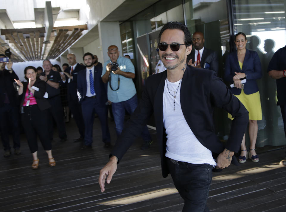 ARCHIVO – En esta fotografía de archivo del 3 de mayo de 2017 Marc Anthony llega a una conferencia de prensa en Miami. Las giras de conciertos de Marc Anthony y Bad Bunny están entre las 20 más lucrativas del momento a nivel mundial según datos de Pollstar divulgados el 23 de febrero de 2020. (Foto AP/Lynne Sladky, archivo)