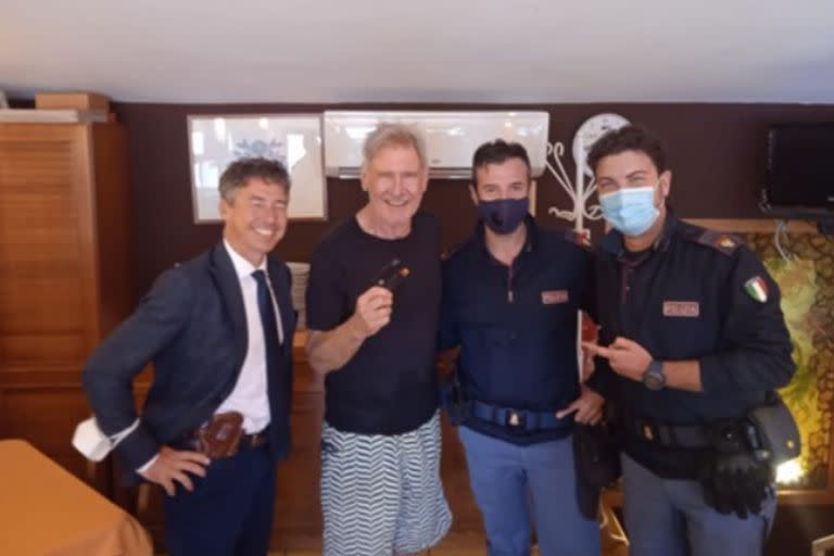 Harrison Ford posó junto a los oficiales de policía de Mondello