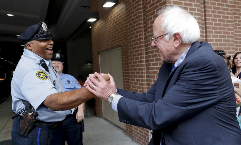 Der Parteitag der Demokraten stand ganz im Zeichen von Bernie Sanders. Der linke Politiker kommt sowohl bei der Parteibasis als auch beim Volk besser an als die nun für die Präsidentschaftswahl nominierte Hillary Clinton. (Bild: John Minchillo/AP)