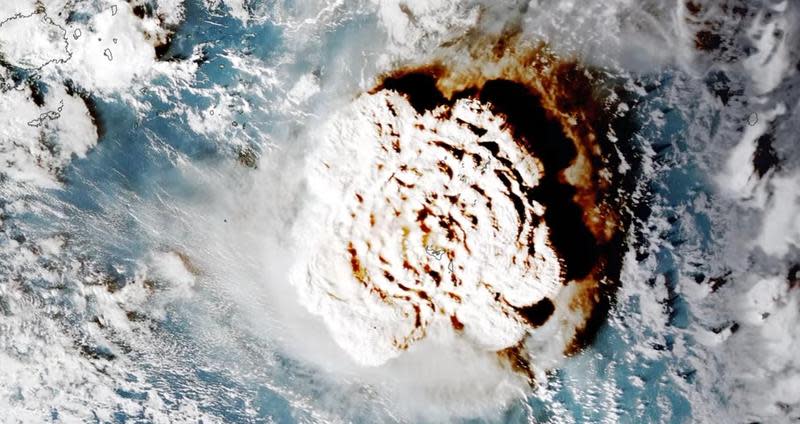 東加王國附近發生大規模海底火山爆發，從衛星影像中，可以清晰看見爆出「蕈狀雲」火山雲的軌跡。（翻攝自天氣風險 WeatherRisk臉書粉專）