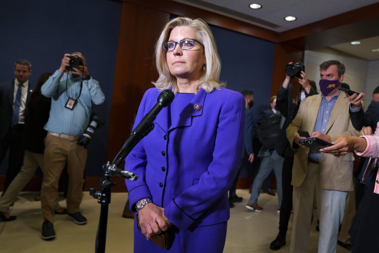 Liz Cheney habla con los periodistas después de que los republicanos de la Cámara votaran para destituirla de su puesto de liderazgo como presidenta de la Conferencia Republicana de la Cámara. (AP)