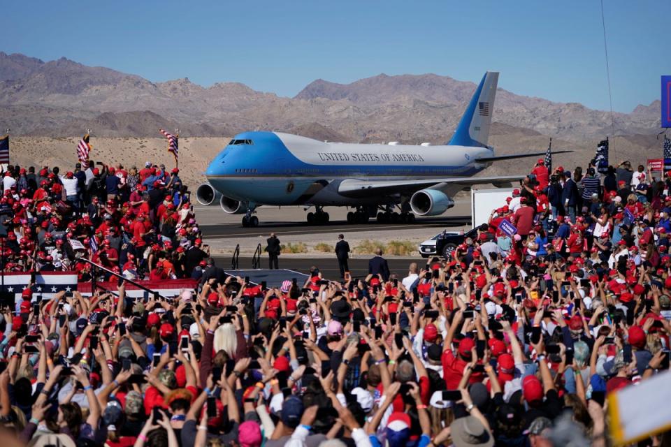 Air Force One carrying President Donald Trump arrives at a campaign rally 28 October 2020. Trump is apparently considering changing the colors of Air Force One to resemble his private plane’s red, white and blue (Copyright 2020 The Associated Press. All rights reserved.)