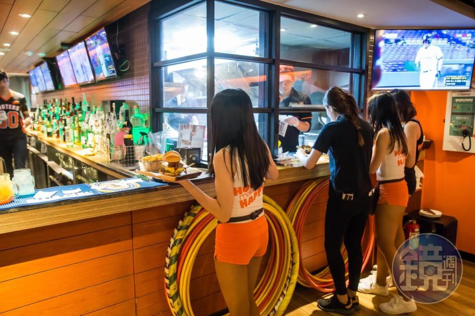 Hooters girl都經過嚴格訓練，不只有熱情，服務水準也到位。