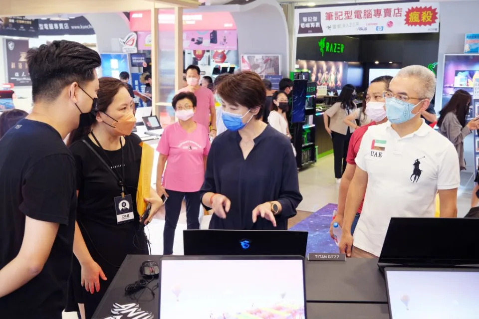 台北市副市長黃珊珊副16日出席光華商場數位新六合14週年慶舉動，並巡查各攤商。（記者吳靈芬攝）