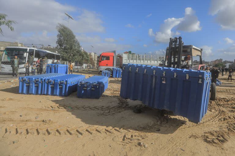 Tractores trasladan partes de un hospital de campaña jordano a su llegada a Jan Yunis, tras cruzar la frontera con Egipto en medio de los continuos combates entre Israel y el grupo militante palestino Hamas.