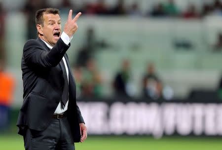 Brazil's head coach Dunga talks with his players during a friendly soccer match against Mexico in Sao Paulo, Brazil, June 7, 2015. REUTERS/Jose Patricio