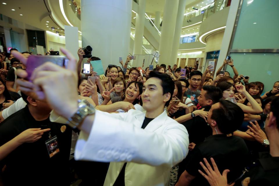 Song Seung-heon promotes ‘Saimdang’ drama in Singapore